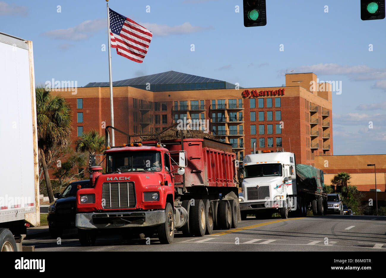 Les camions qui traversent le centre-ville de Savannah, Géorgie, USA Banque D'Images