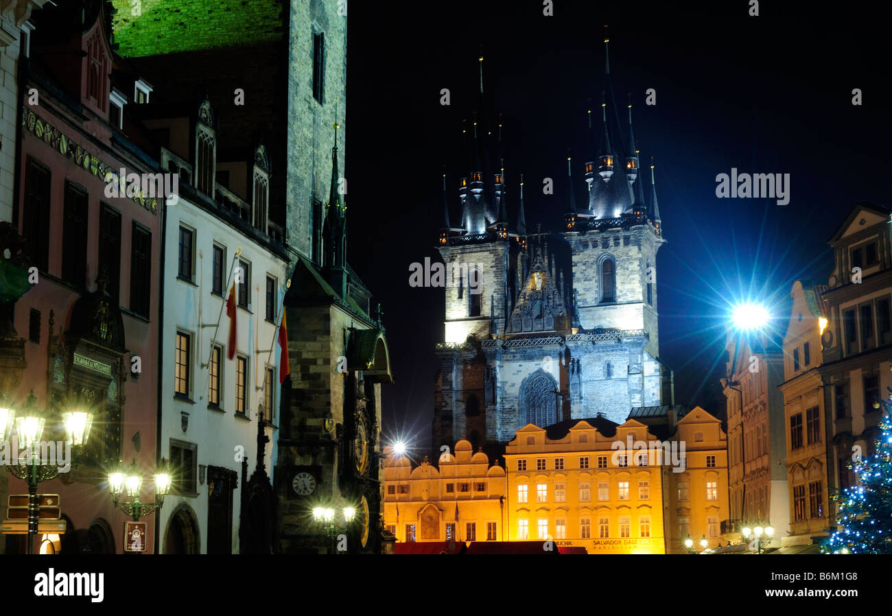 Horloge astronomique Old Town Hall de nuit la place de la vieille ville de Prague République tchèque de l'UNESCO à l'hiver 2008 Banque D'Images