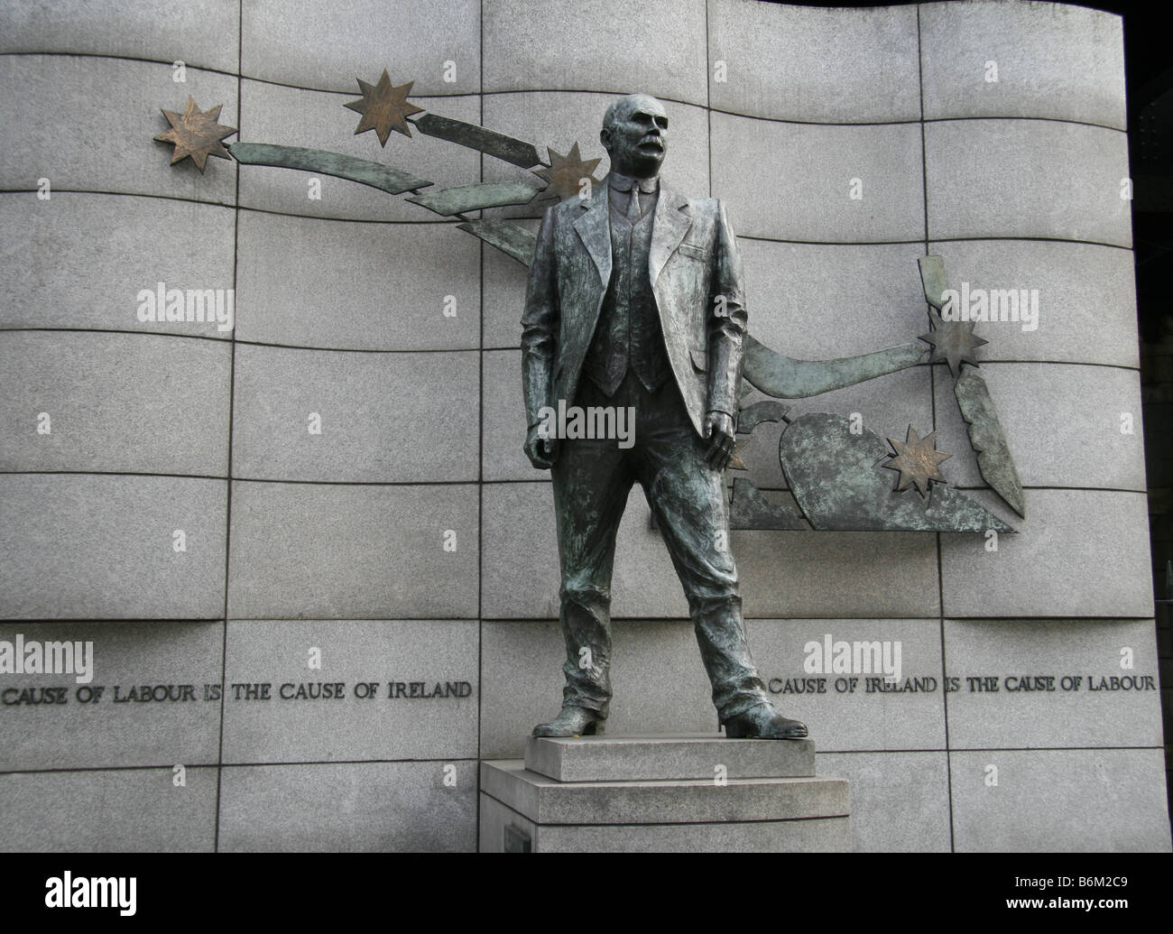 Dublin, Irlande - Statue de James Connolly à l'extérieur des bureaux du syndicat SIPTU dans Liberty Hall, Dublin, République d'Irlande Banque D'Images