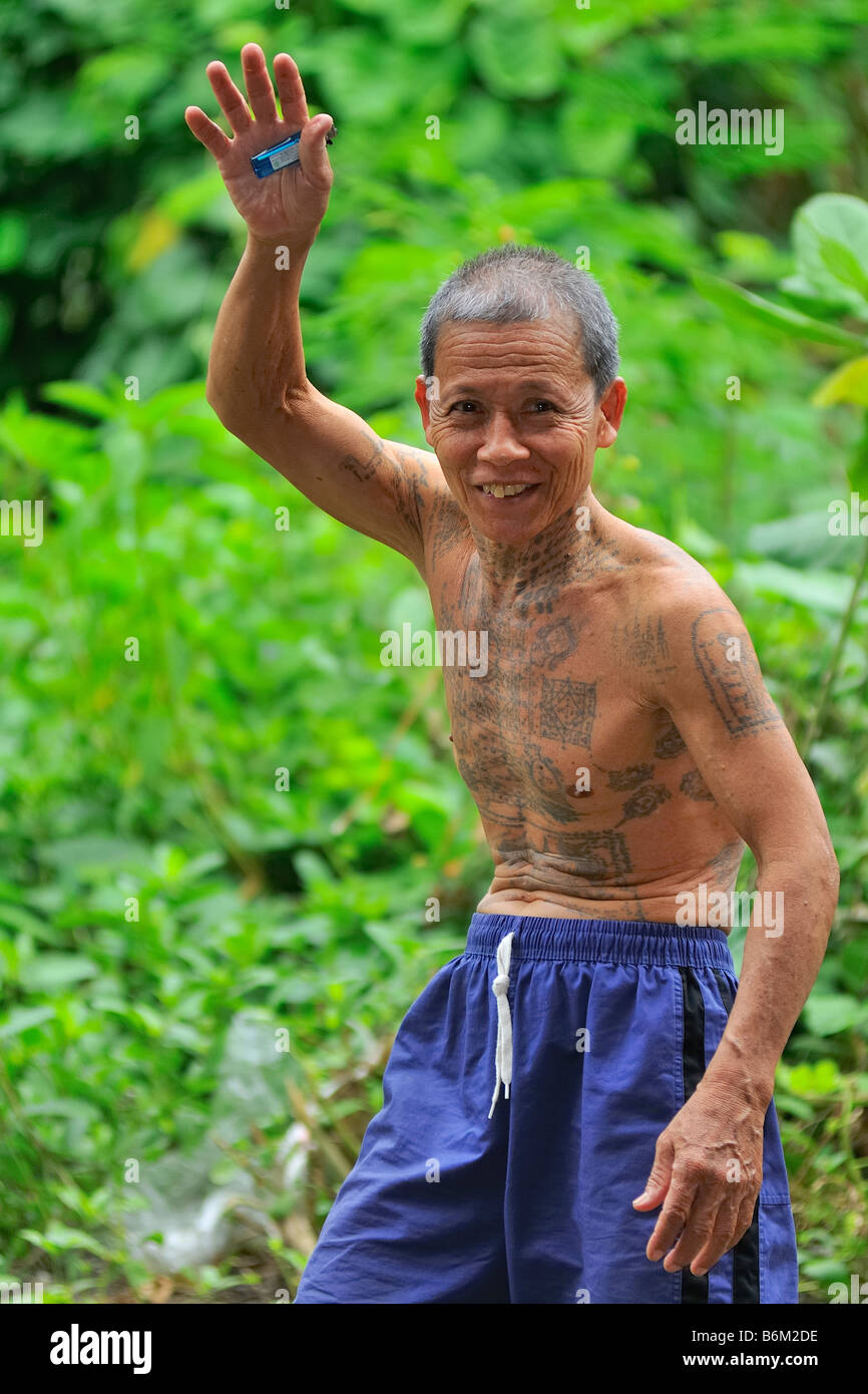 Un homme d'origine thaïlandaise hauts avec Sak Yant du tatouage Banque D'Images