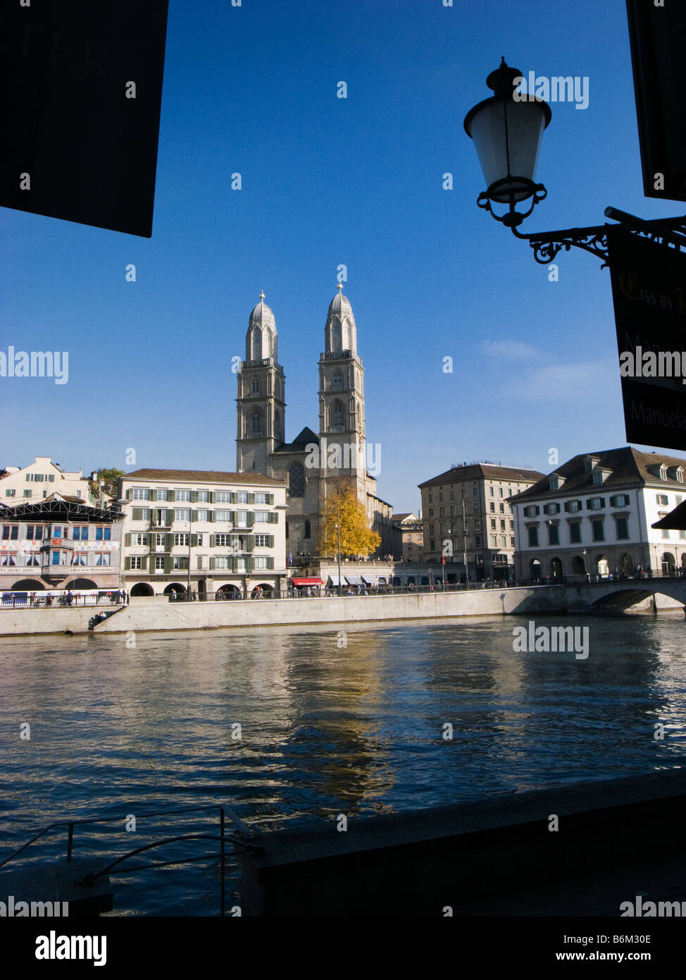 Grossmunster Cathédrale et rivière Limmat à Zurich, Suisse Banque D'Images
