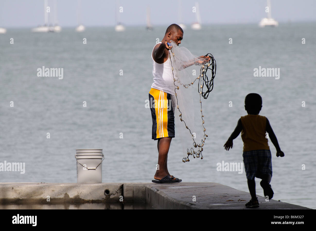 Père et fils pêche à Sarasota en Floride USA Banque D'Images