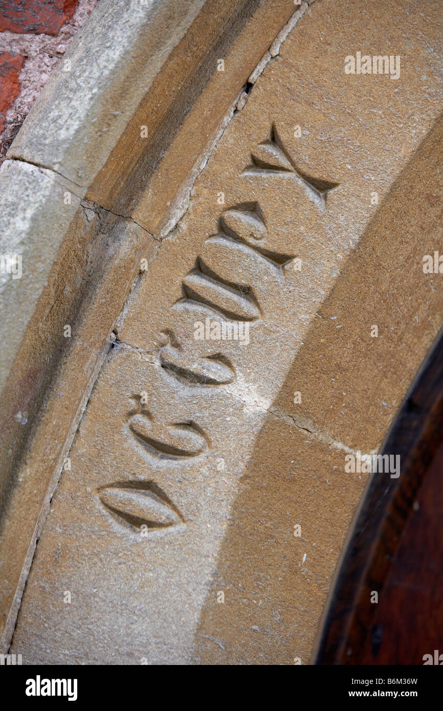 Lettre de Pierre mot sculpture calligraphie gothique arch victorien occupent Banque D'Images