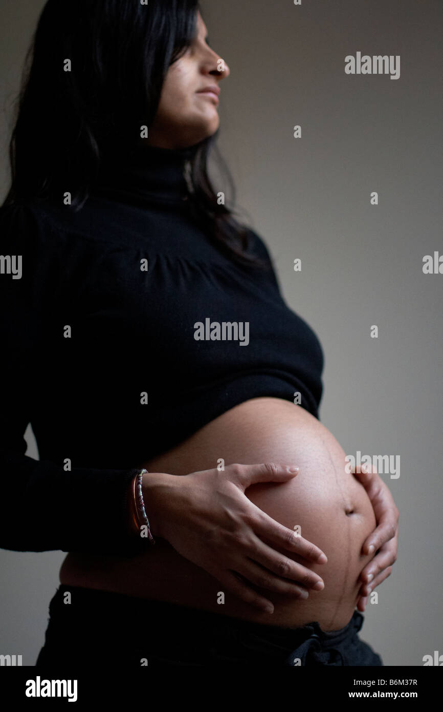 Une femme enceinte de son troisième trimestre Banque D'Images