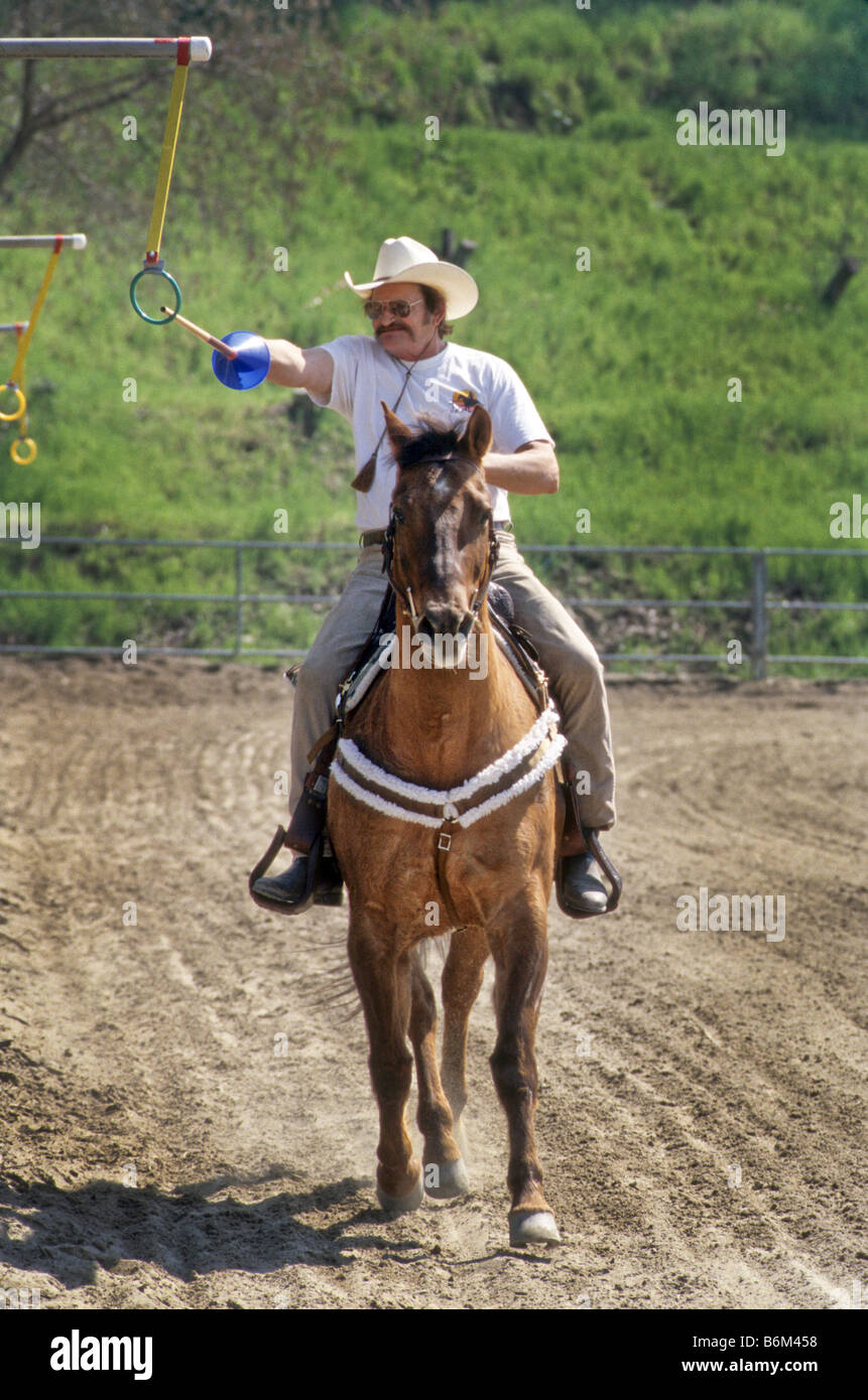 L'homme à cheval se prépare à capturer dans l'anneau, même à des joutes horse show appelé gymkana Banque D'Images