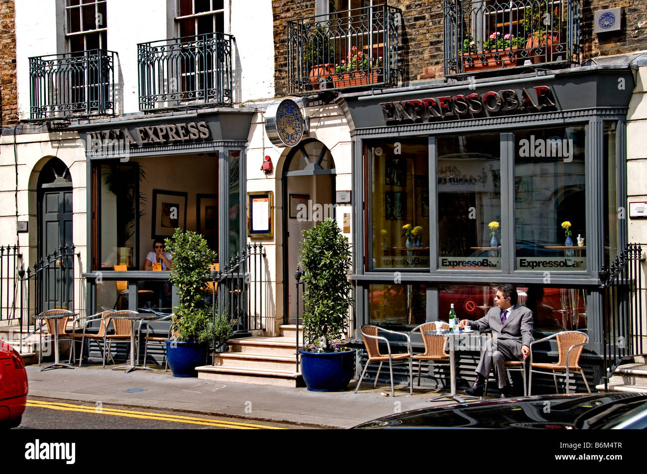 London Knightsbridge's Place Beauchamp L'un des plus uniques et les plus célèbres rues. café restaurant Banque D'Images