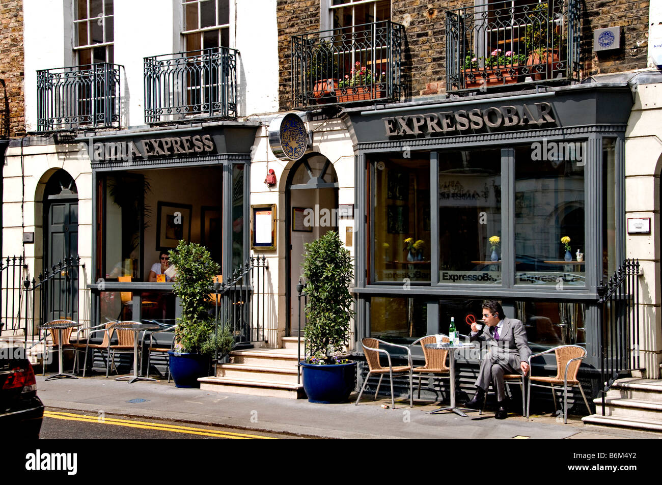 London Knightsbridge's Place Beauchamp L'un des plus uniques et les plus célèbres rues. café restaurant Banque D'Images