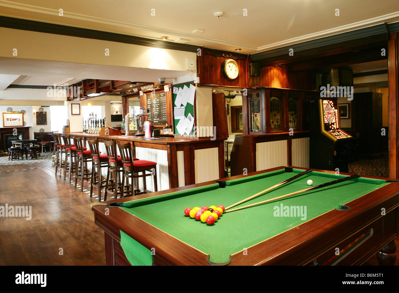 Table de billard dans un pub et bar Photo Stock - Alamy