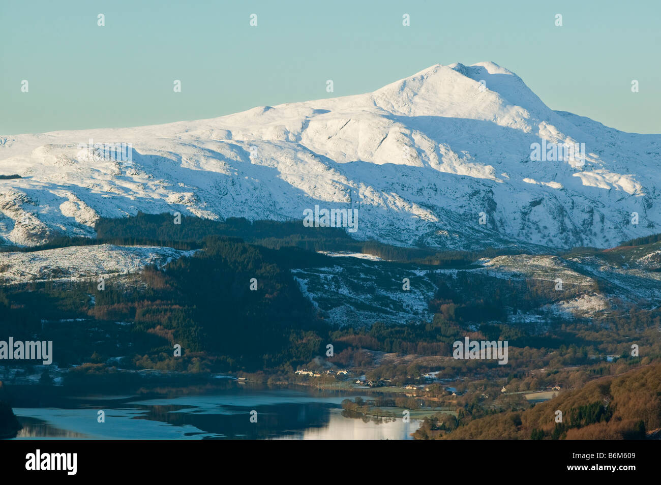 Ben Lomond et Loch Ard, les Trossachs, Stirling, Ecosse, Royaume-Uni. Banque D'Images