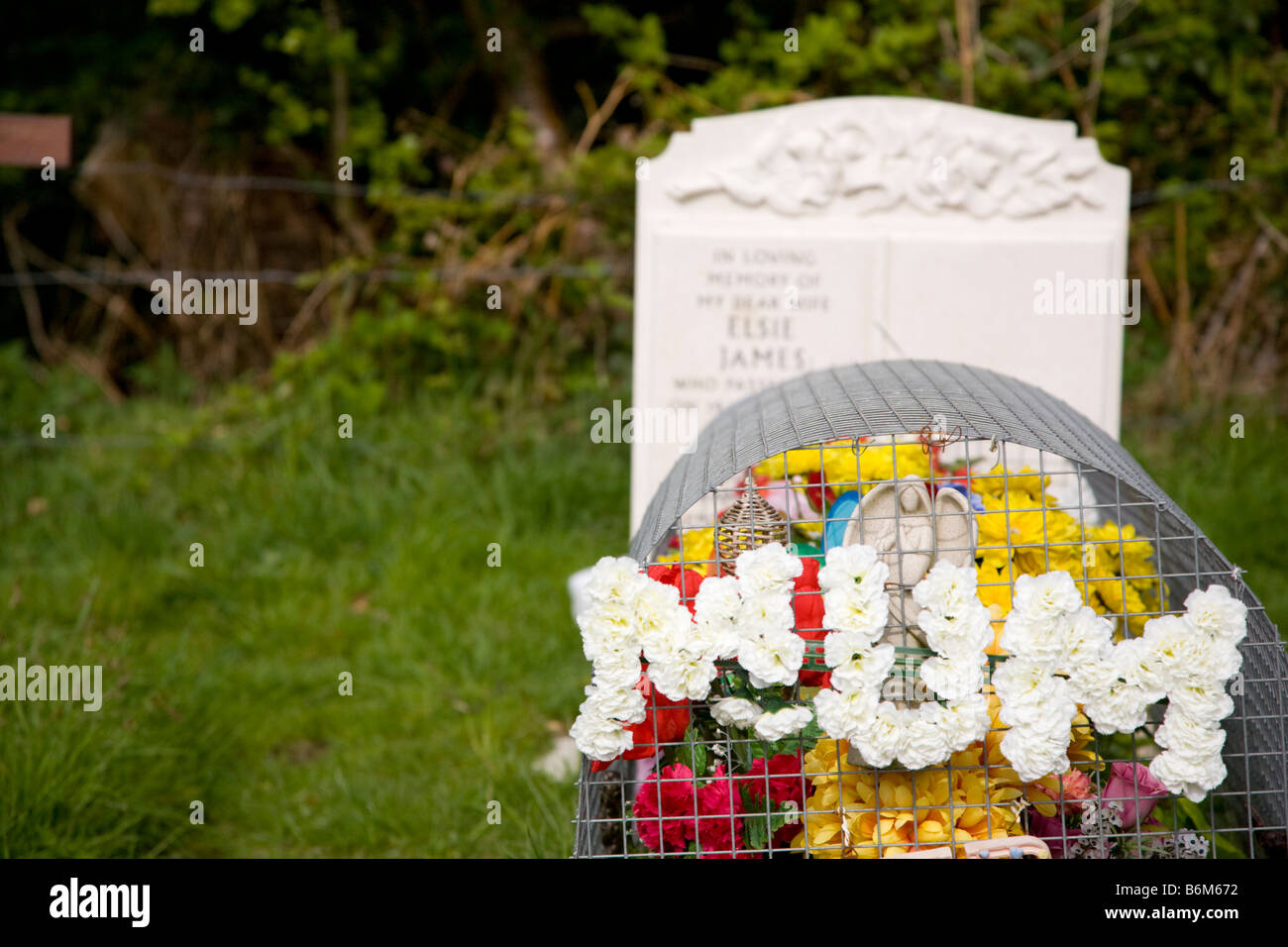 Pierre tombale avec fleurs Banque D'Images