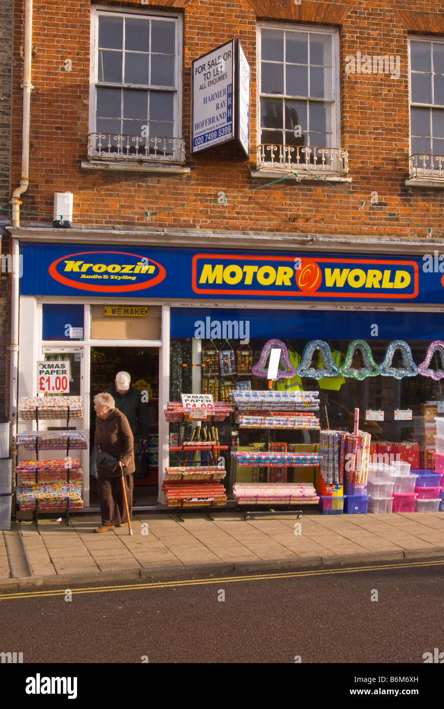 Motorworld motor world shop magasin après avoir été repris par un magasin de rabais en Beccles, Suffolk, Royaume-Uni Banque D'Images