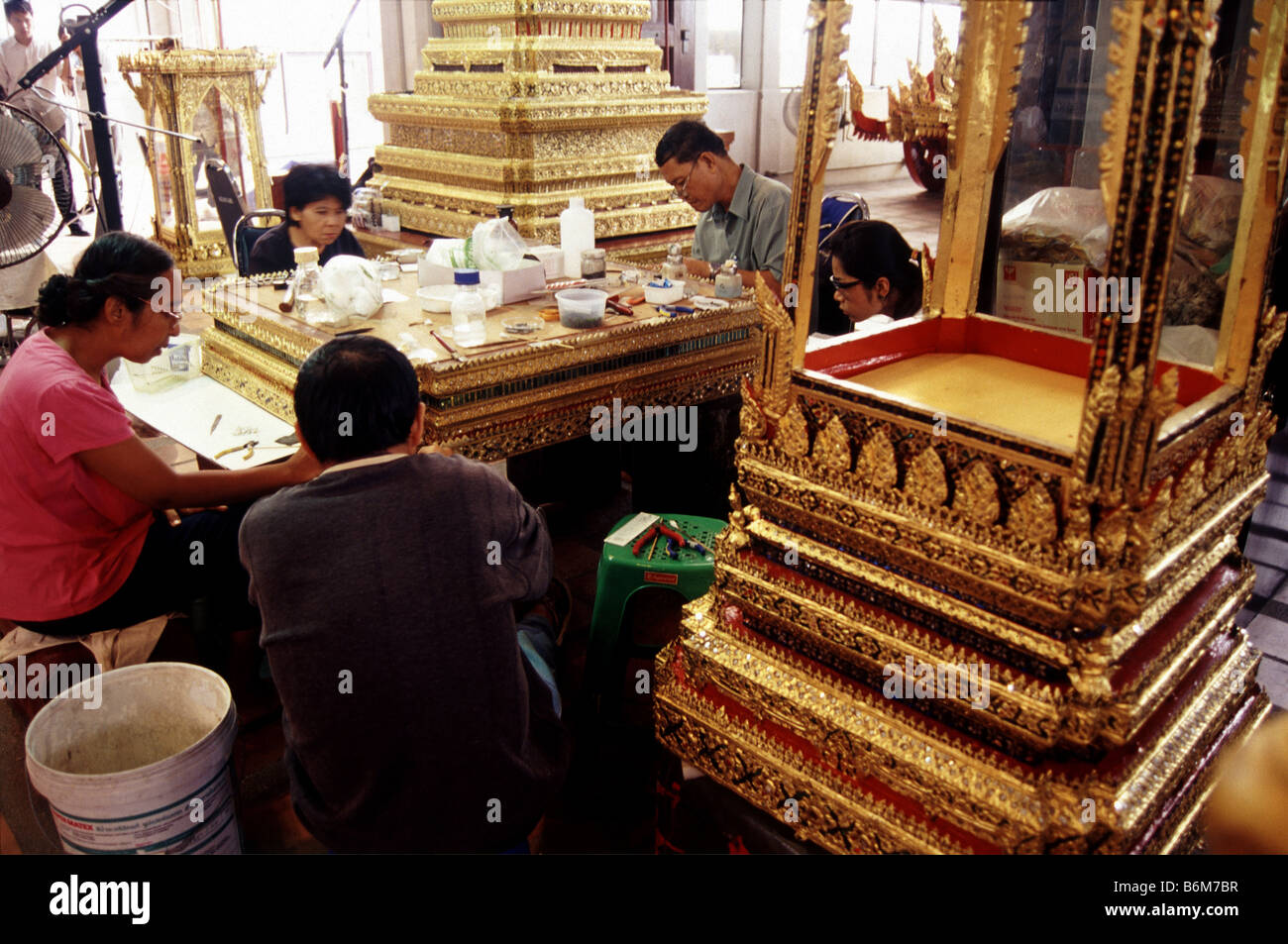 Artiste thaï prepareing les reliques royal pour la Princesse Galyani Vadhana's royal cremationat au musée national , Bangkok Banque D'Images