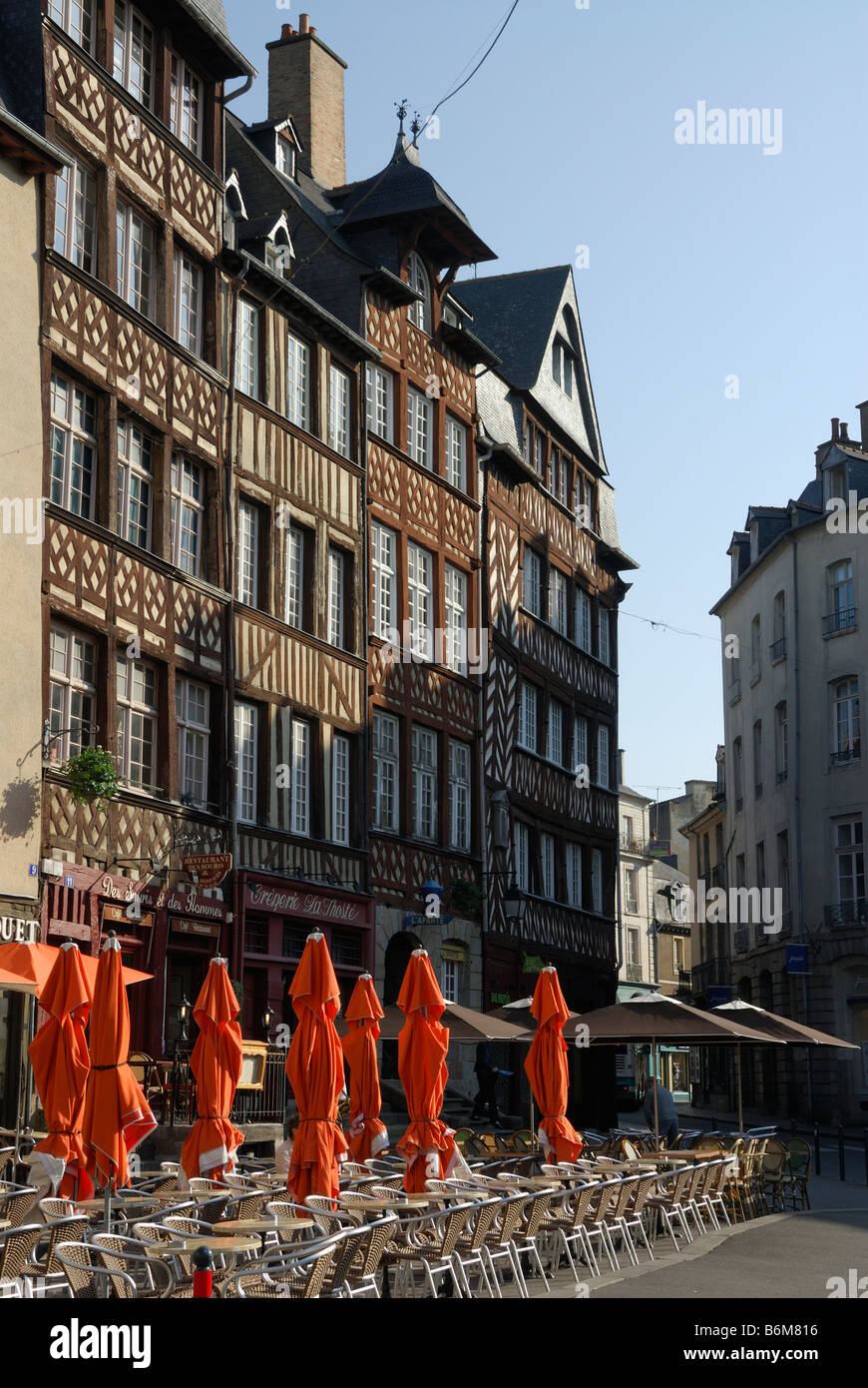 Rennes Bretagne France médiévale colorées à colombages de bâtiments sur place du champ Jacquet Banque D'Images