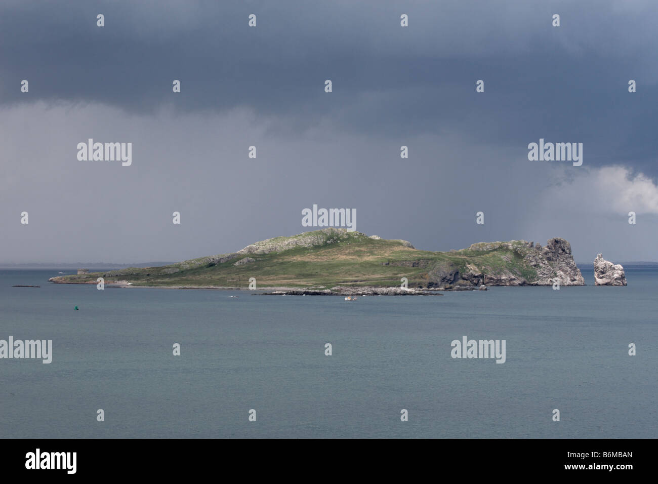 Des nuages de pluie sur la baie de Dublin vu de Howth Banque D'Images