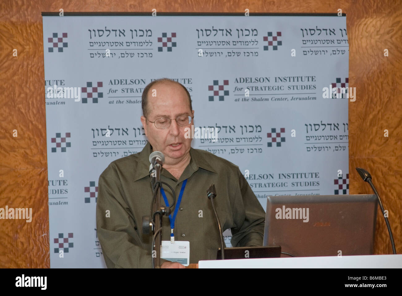 L'ancien chef d'état-major de lt. ('Le général Moshe Yaalon Bogi') fournit un exposé lors de la conférence 2008 de l'Institut Adelson déc. Banque D'Images