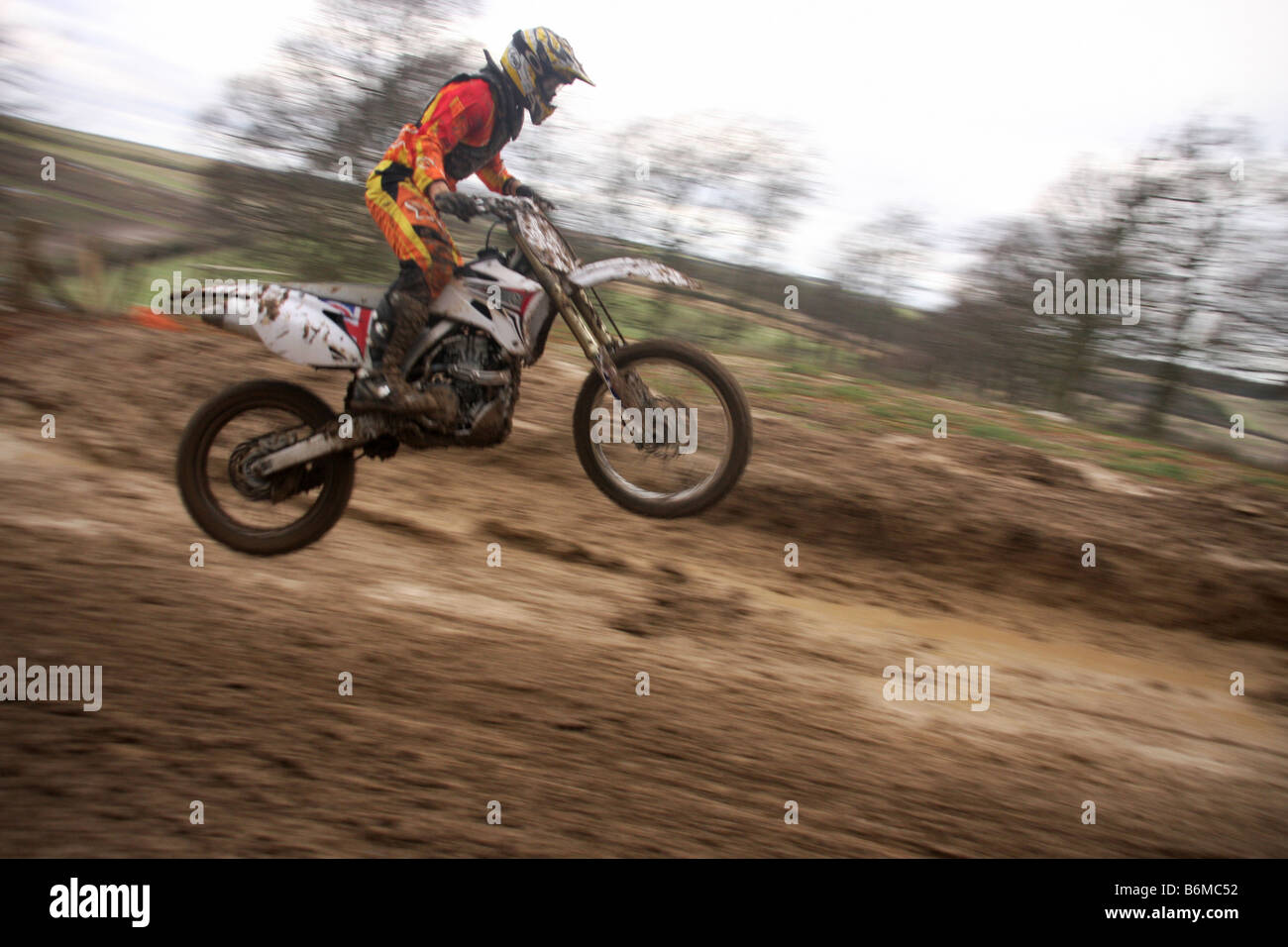 Rider Motocross jump à l'exécution de dirt track Banque D'Images