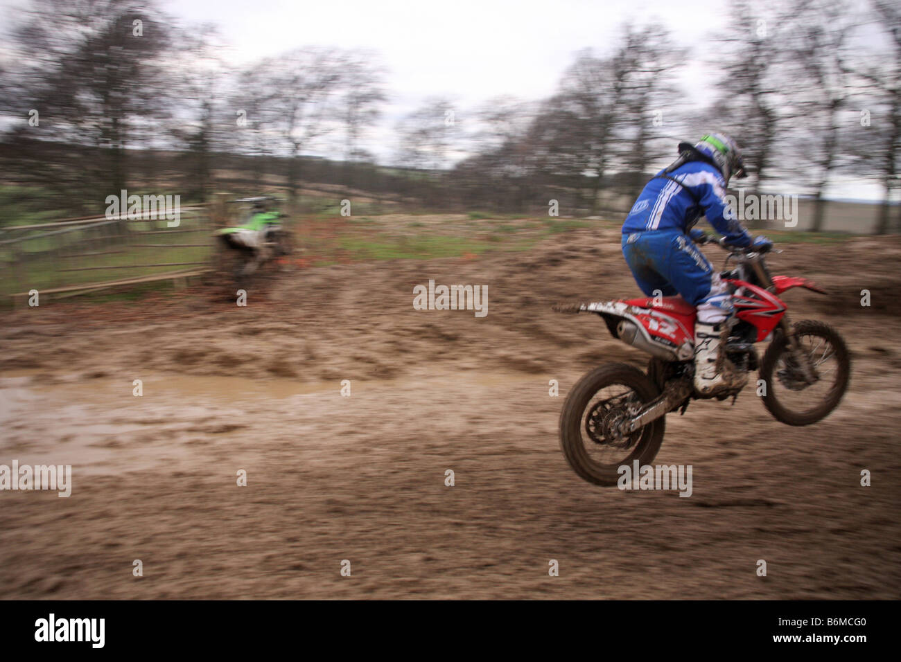 Rider Motocross jump à l'exécution de dirt track Banque D'Images