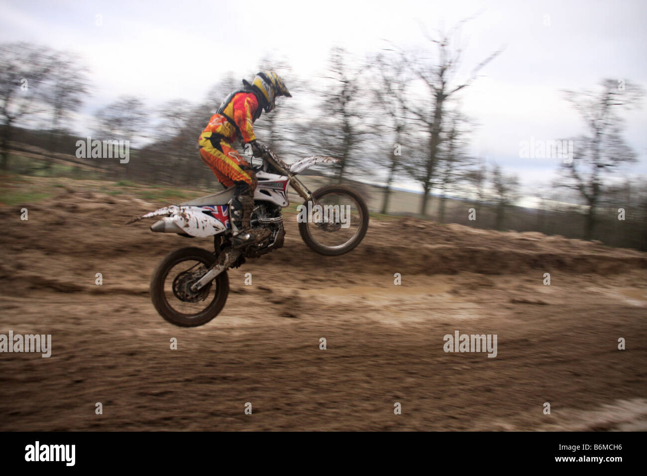 Rider Motocross jump à l'exécution de dirt track Banque D'Images