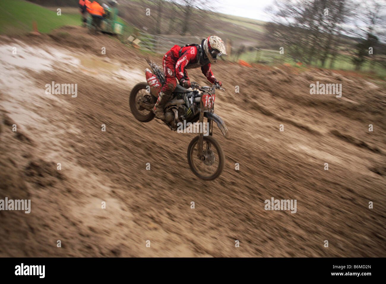 Rider Motocross jump à l'exécution de dirt track Banque D'Images