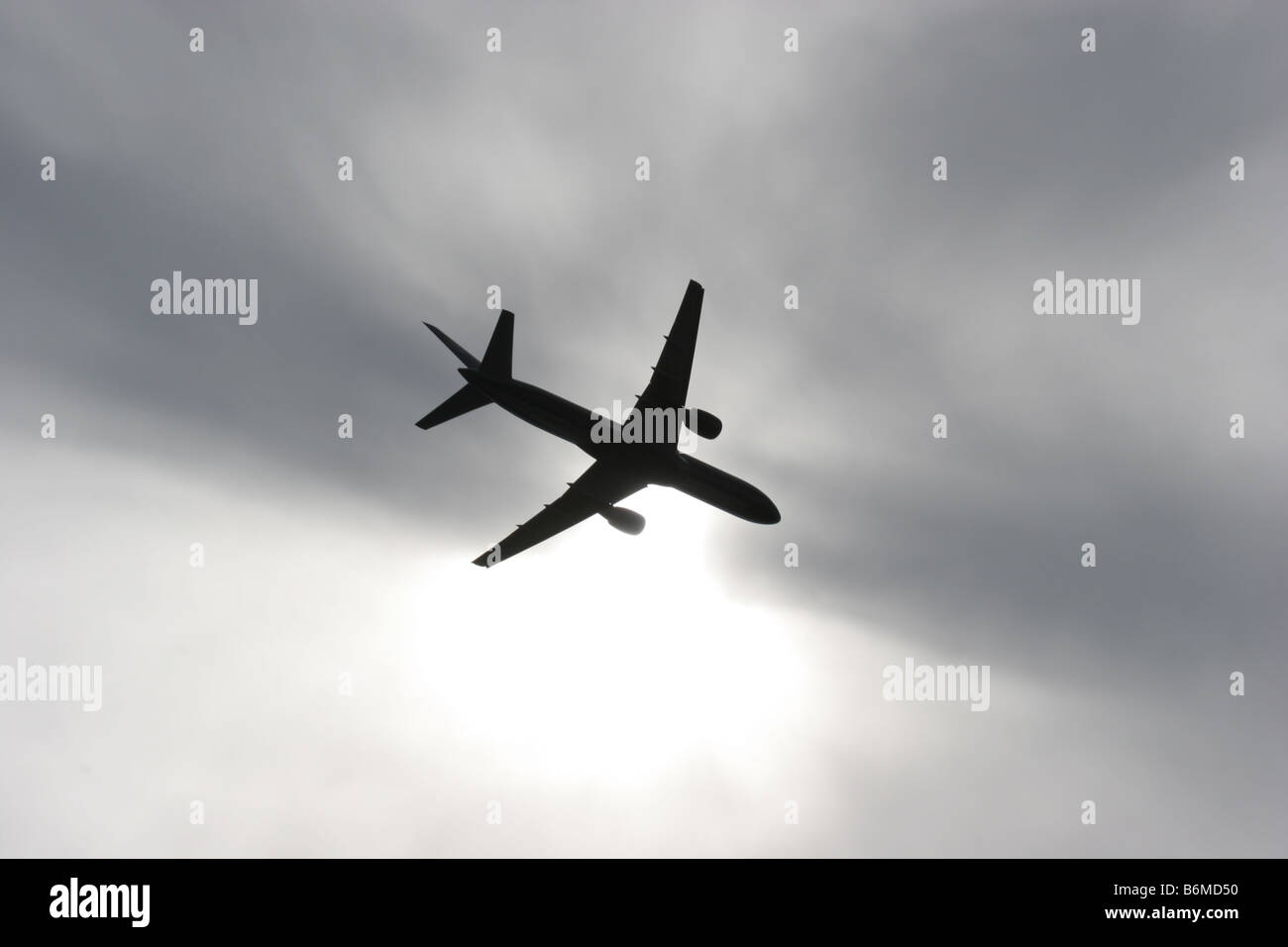 L'aéronef vole les frais généraux et le soleil tente de rompre si les nuages Banque D'Images