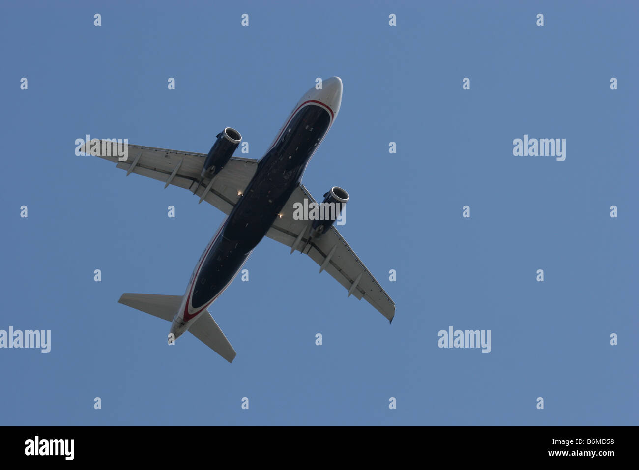 Un Airbus A319 vole au-dessus Banque D'Images