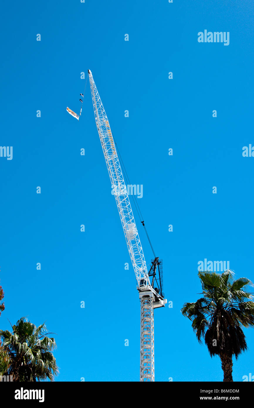 Une grande grue de construction dans l'air ;. Banque D'Images