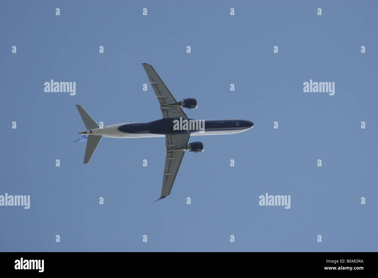 Un Embraer 190 JetBlue airlines vole frais généraux peu après son décollage de l'aéroport international de Bostons Banque D'Images