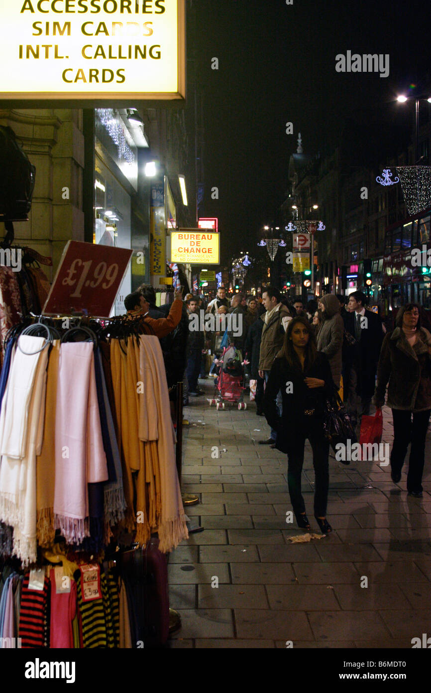 Shoppers à Oxford Street Londres Noël 2008 Banque D'Images