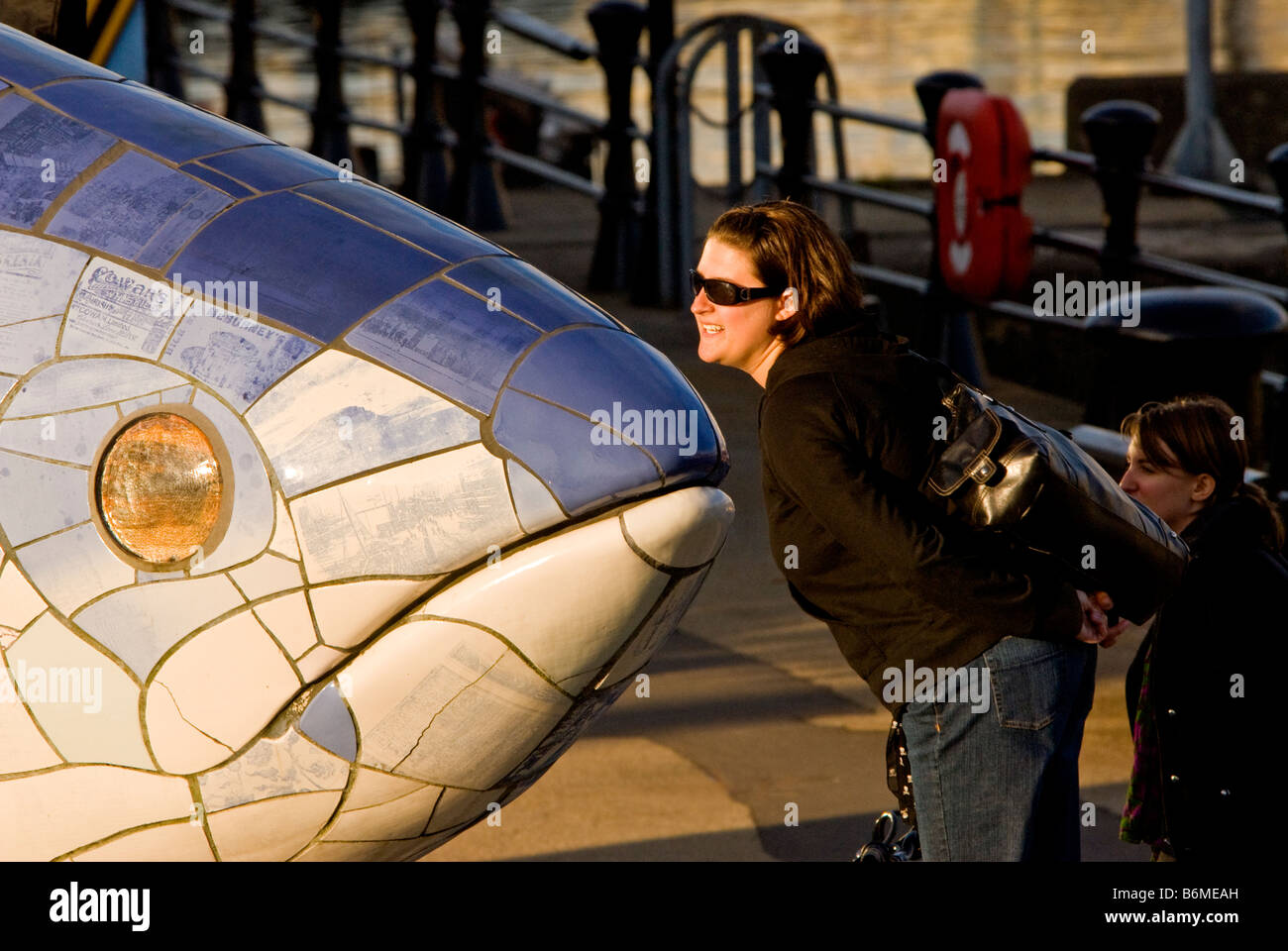 Belfast gros poisson sculpture art public attraction touristique populaire d'Irlande woman kissing fish Banque D'Images