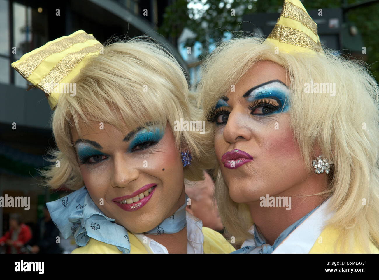 Christopher Street Day Berlin hommes habillés en femmes avec perruque blonde et maquille Costume hôtesse jaune Banque D'Images