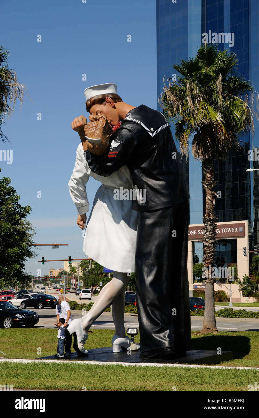 J Seward Johnson en aluminium peint sculpture intitulée reddition sans conditions Bayside à Sarasota en Floride USA Banque D'Images