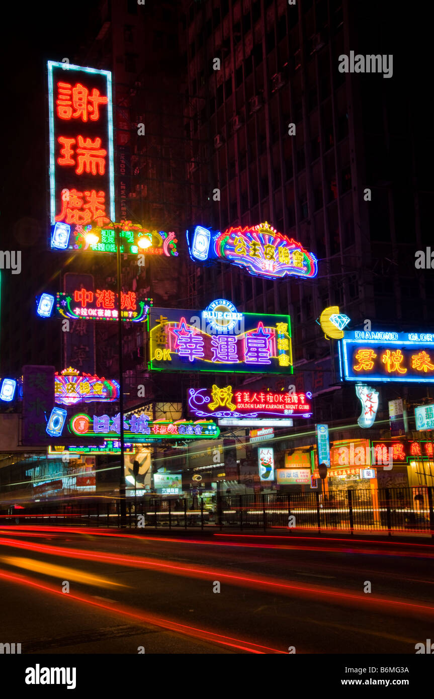 Les feux des stries sur les voitures la nuit sur occupation de la rue du centre-ville de Hong Kong Banque D'Images