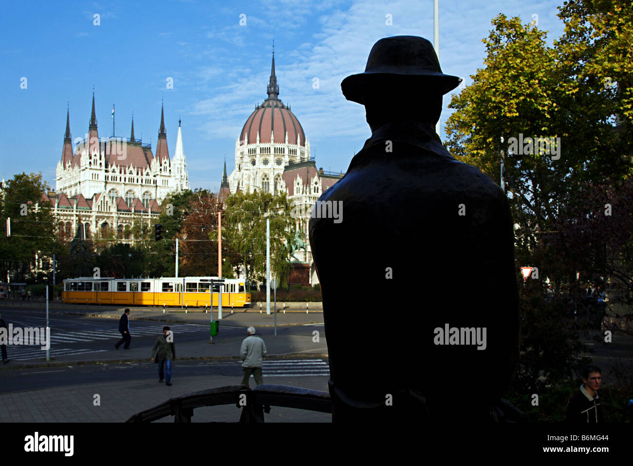 Monument en bronze d'Imre Nagy à la recherche à l'édifice du parlement à Budapest, Hongrie Banque D'Images