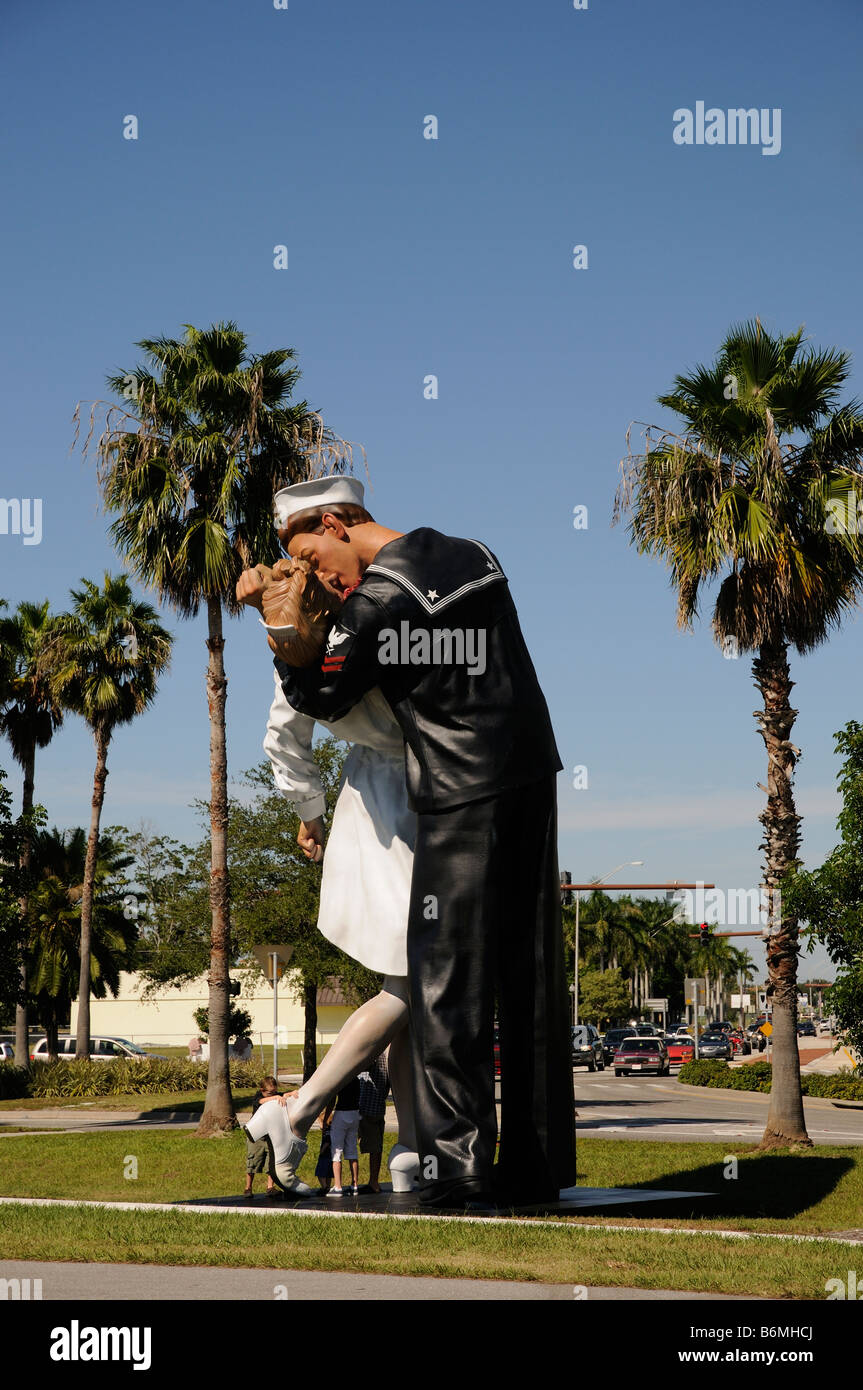 J Seward Johnson en aluminium peint sculpture intitulée reddition sans conditions Bayside à Sarasota en Floride USA Banque D'Images