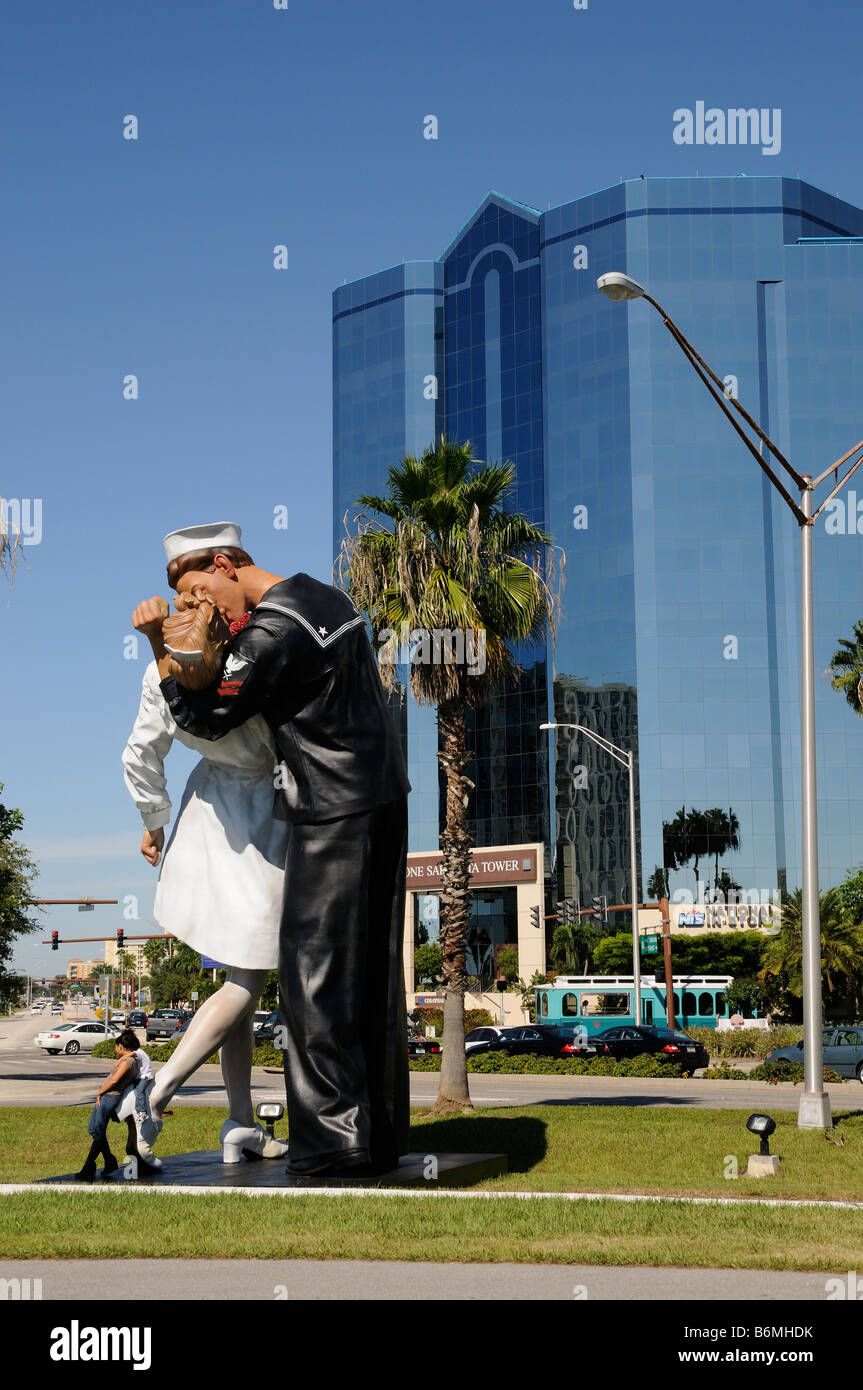 J Seward Johnson en aluminium peint sculpture intitulée reddition sans conditions Bayside à Sarasota en Floride USA Banque D'Images