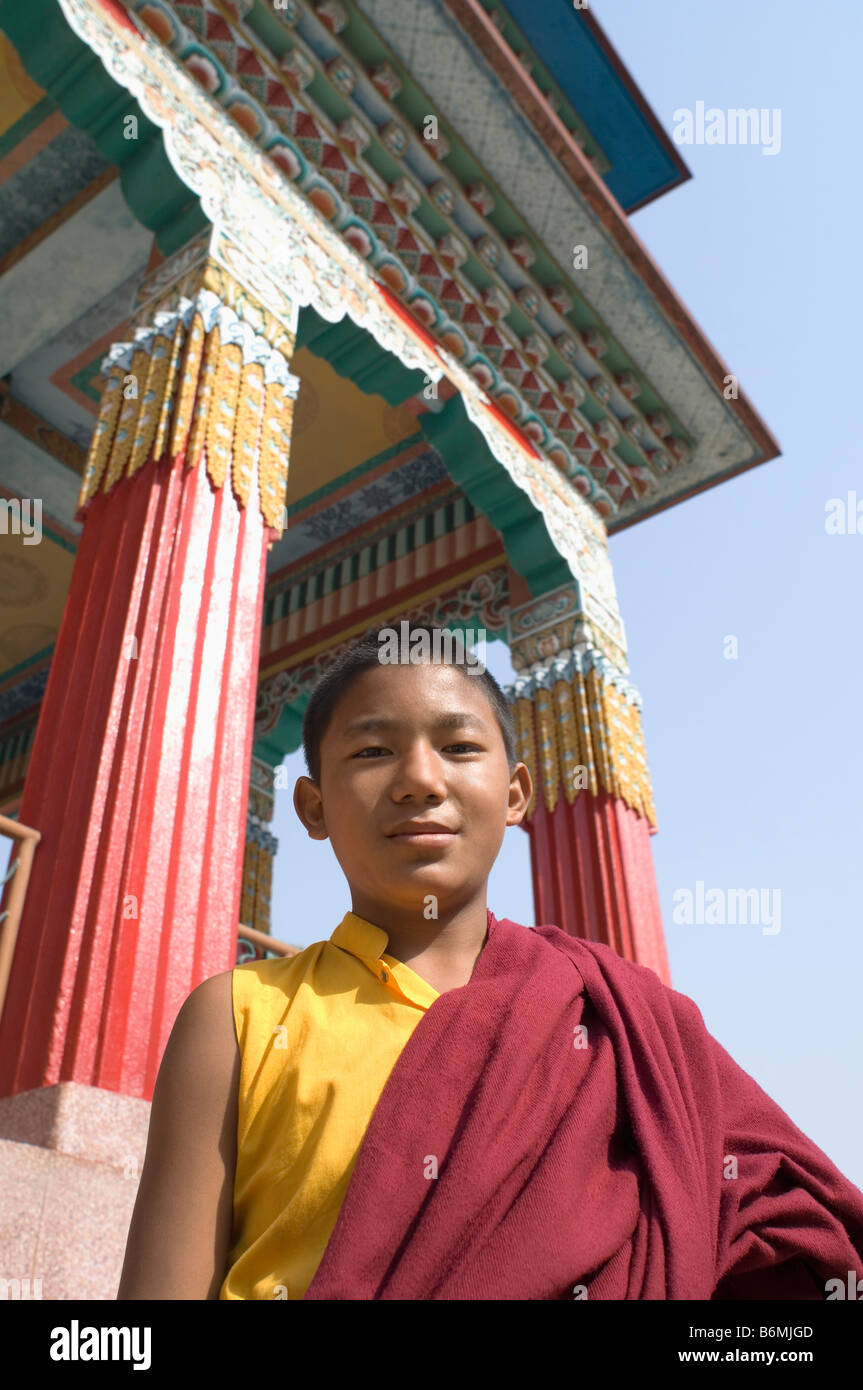 Portrait d'un moine debout, les Monastères Tibétains, Bodhgaya, Gaya, Bihar, Inde Banque D'Images