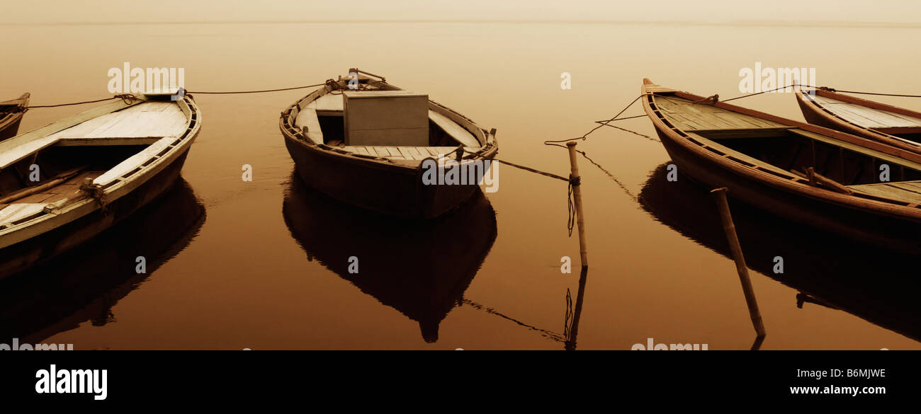 Bateaux amarrés dans une rivière, Gange, Varanasi, Uttar Pradesh, Inde Banque D'Images