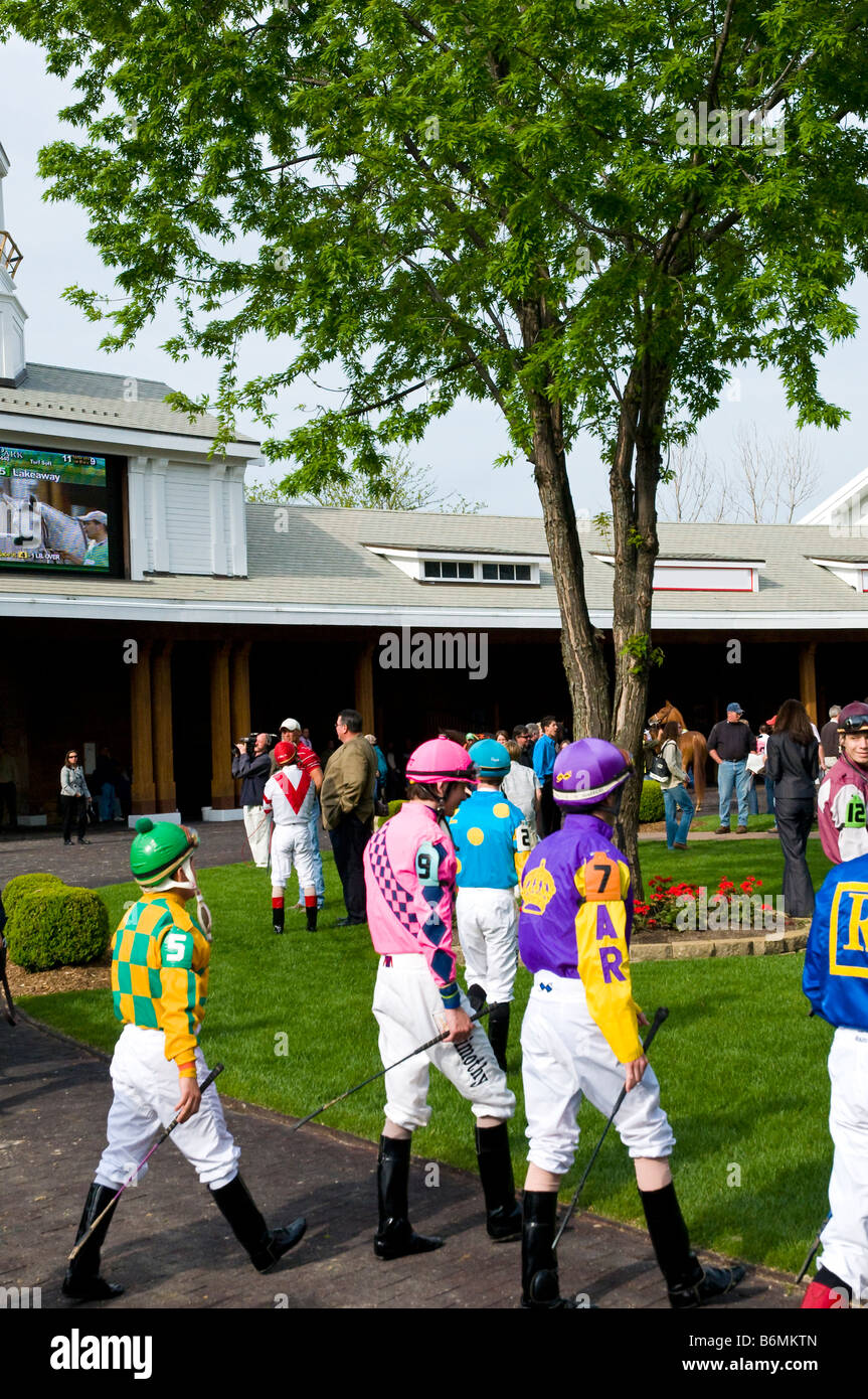 Jockey's walking thru paddock à monte Banque D'Images