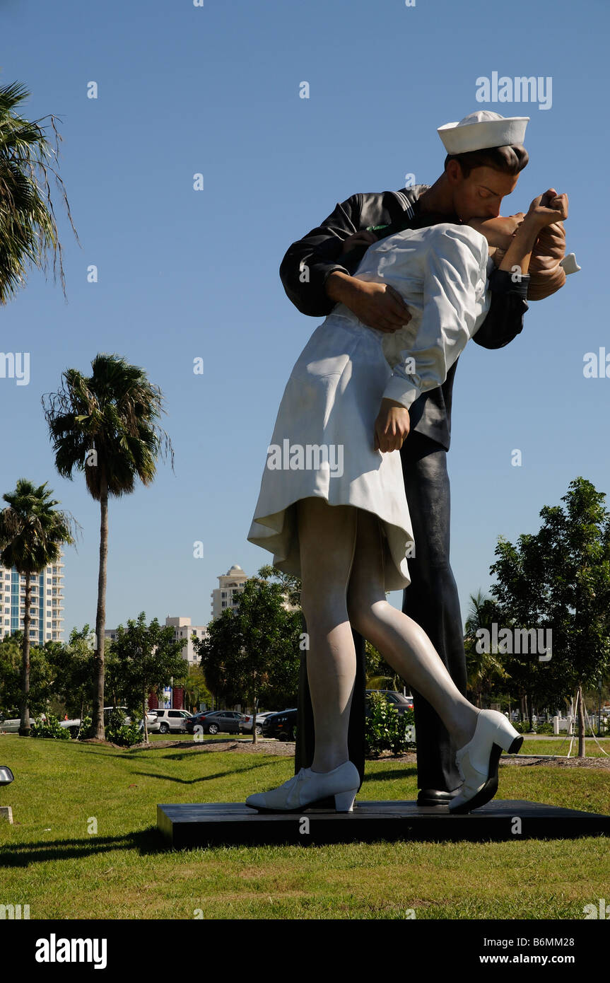 J Seward Johnson en aluminium peint sculpture intitulée reddition sans conditions Bayside à Sarasota en Floride USA Banque D'Images