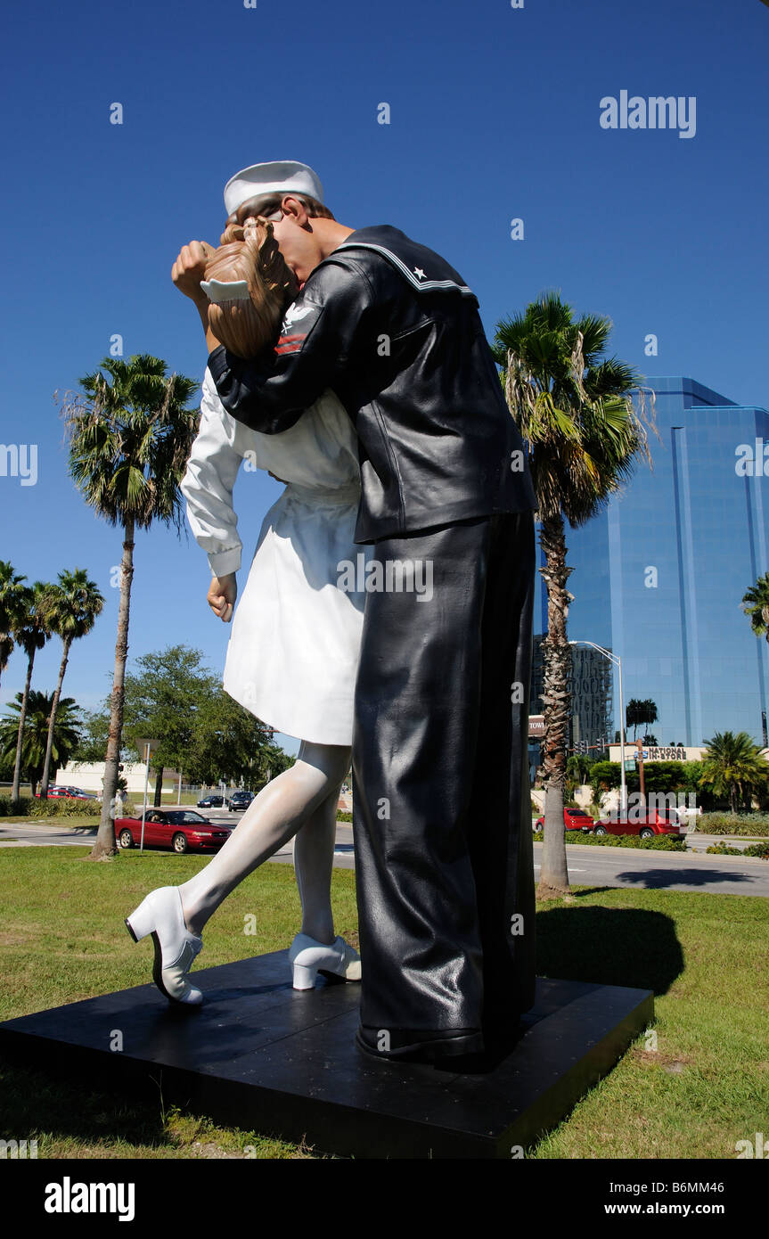 J Seward Johnson en aluminium peint sculpture intitulée reddition sans conditions Bayside à Sarasota en Floride USA Banque D'Images