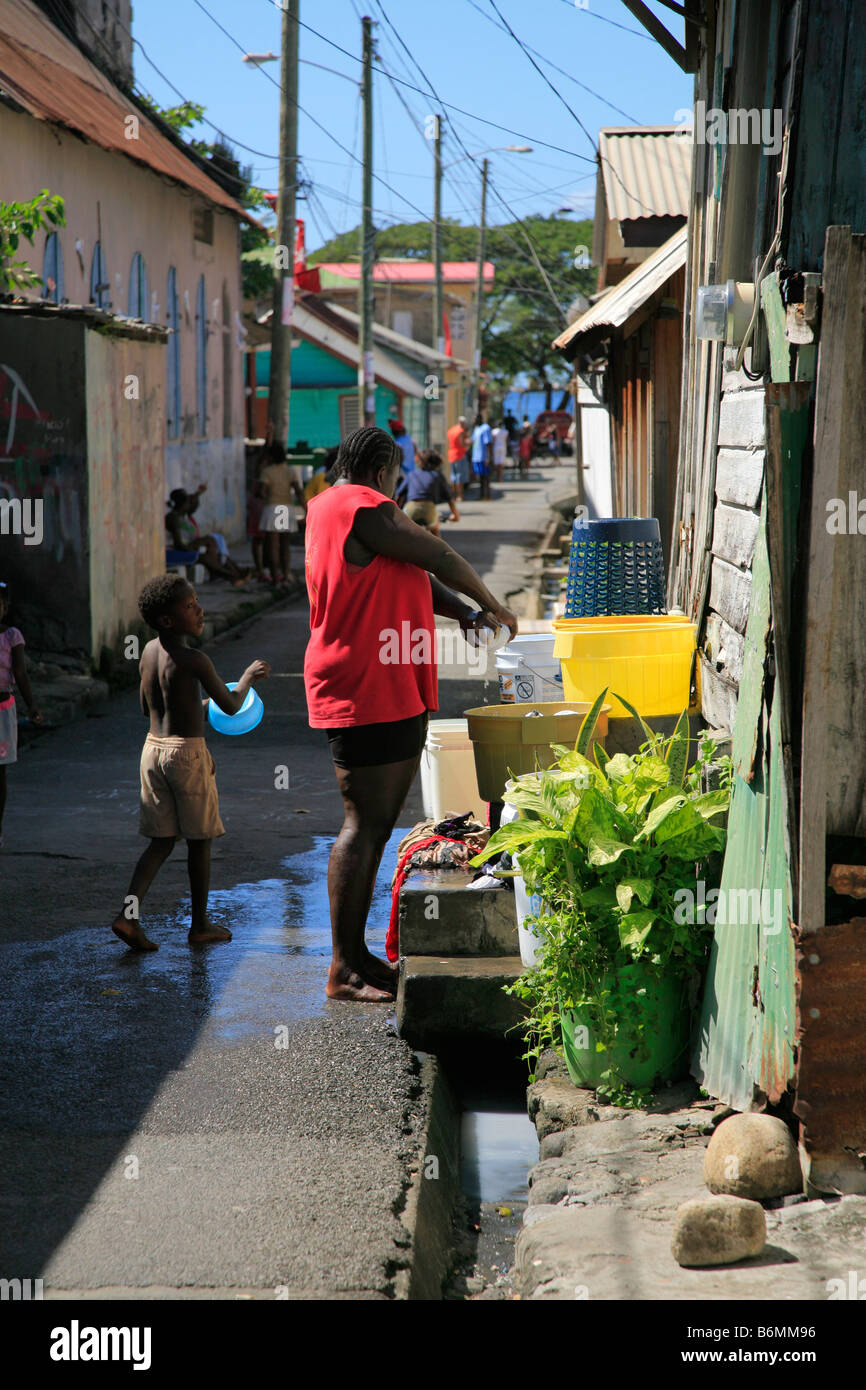 Lavage des vêtements dans la rue - Sainte-Lucie Banque D'Images