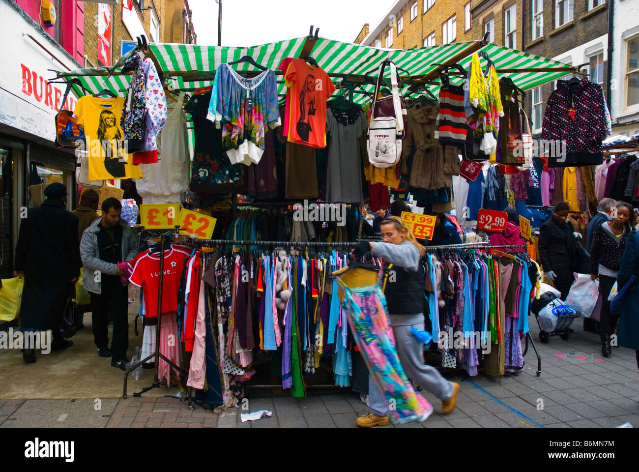 Bargainhunters Petticoat Lane Market à l'Est de Londres en Angleterre Banque D'Images