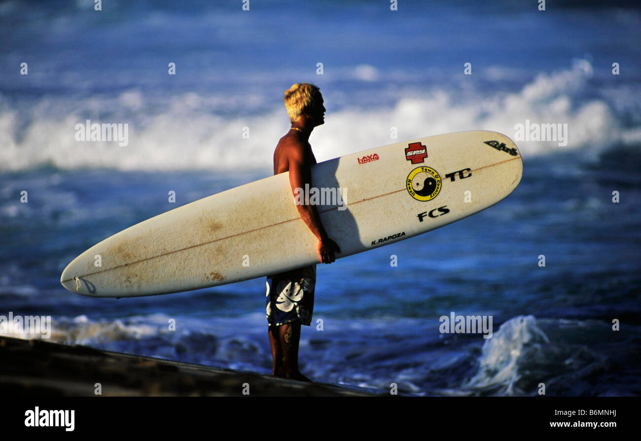 Un homme blond portant son surfeur surf board regarde la mer bleue à Sunset  Beach, Hawaii Photo Stock - Alamy