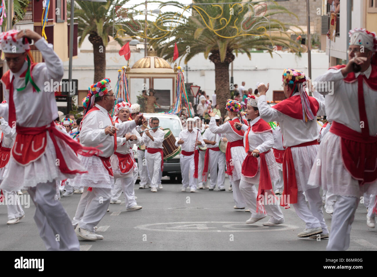 Une troupe de danse colorée de El Hierro mener la parade à la Romeria annuelle à Adeje Tenerife Espagne Banque D'Images