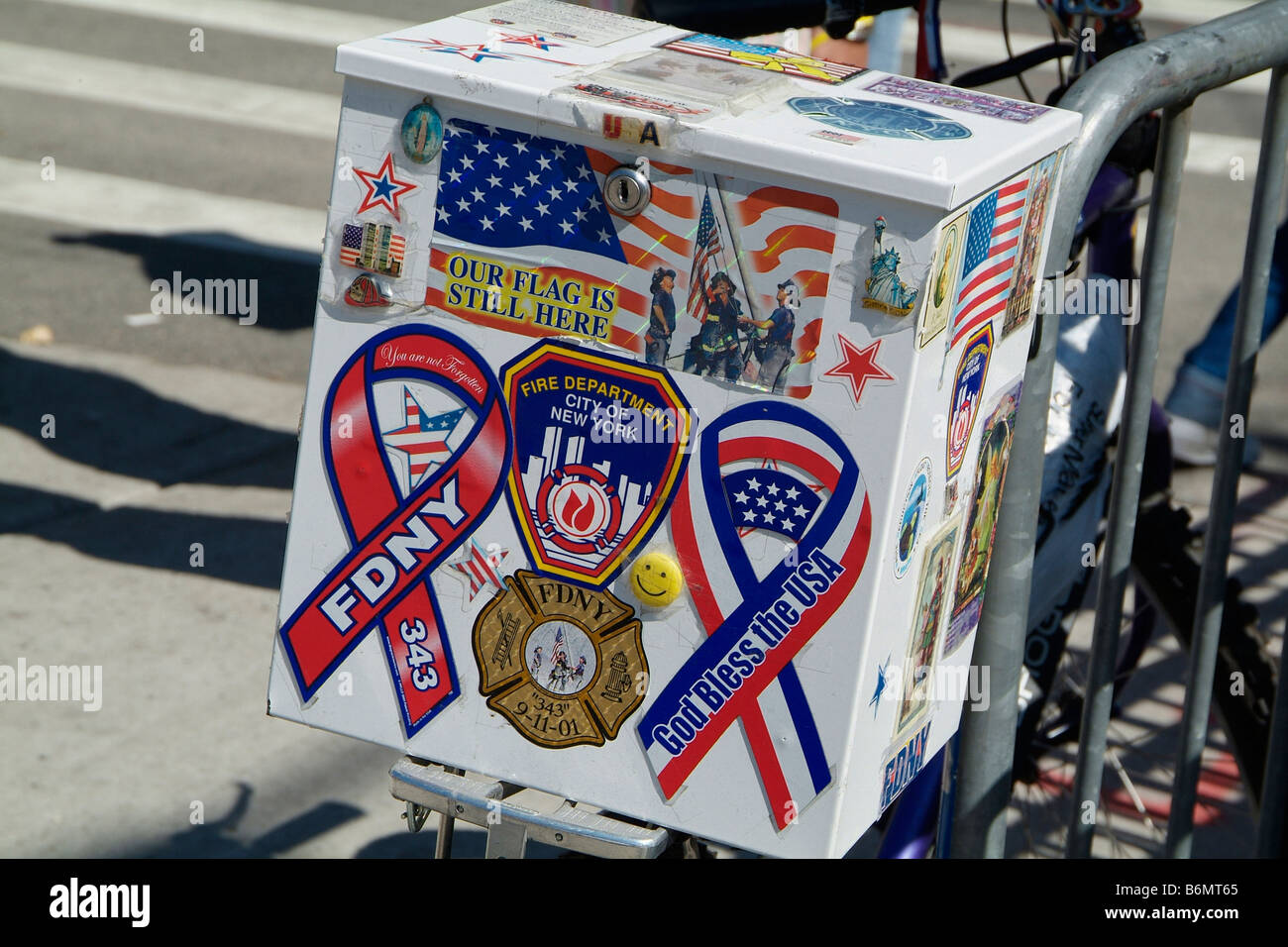 Location caddy avec FDNY memorial 9/11 autocollants et messages, Ground Zero, New York Banque D'Images