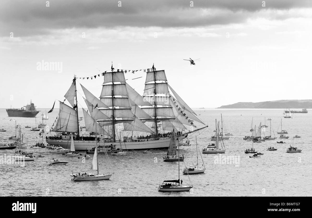 Hélicoptère de sauvetage de la Marine royale encerclant barque 'Cuauhtémoc' au cours de Funchal 500 Tall Ships Regatta, Falmouth, Cornwall, UK Banque D'Images