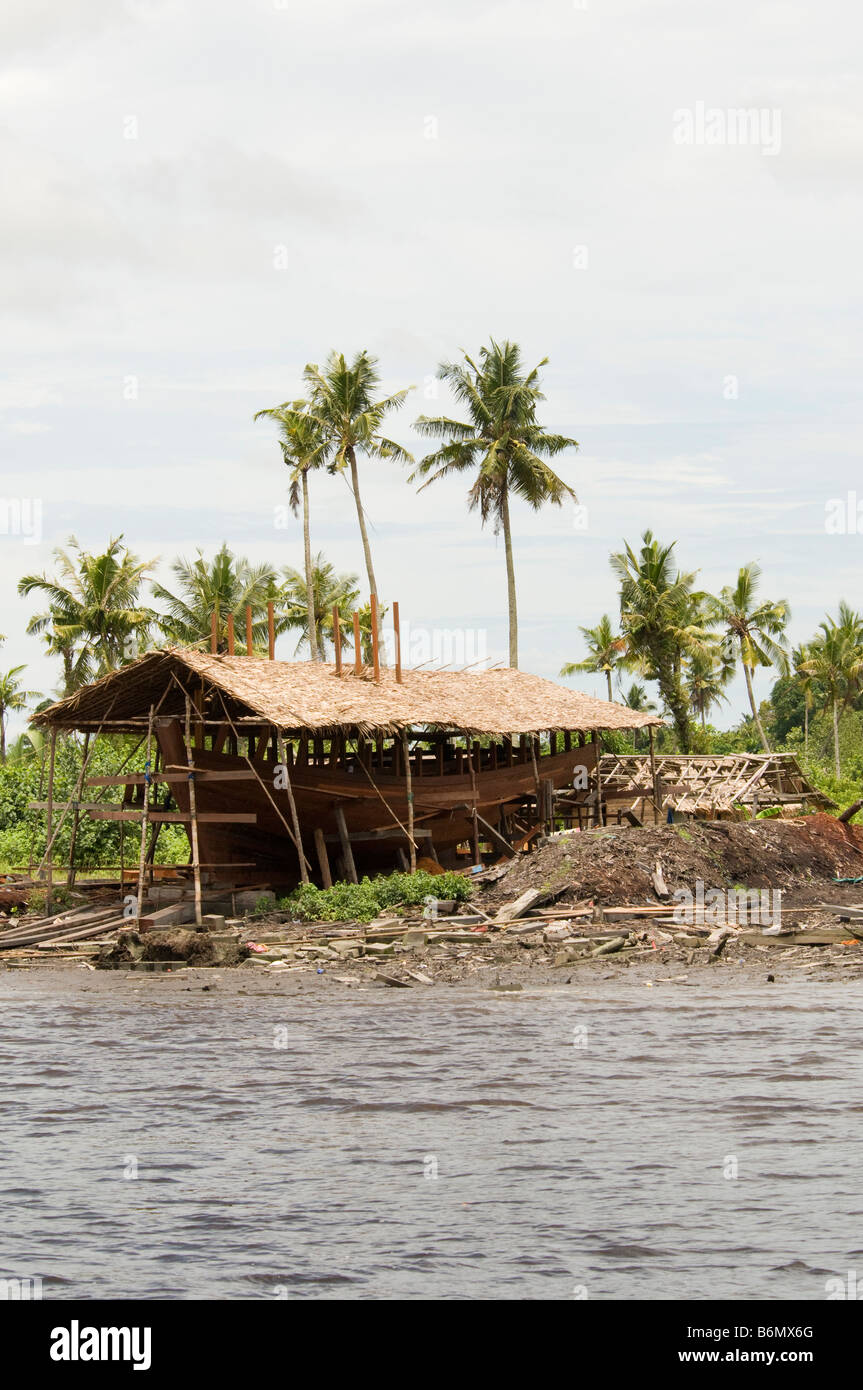 Bateau en bois en construction à Kumai, Kalimantan, Indonésie Banque D'Images