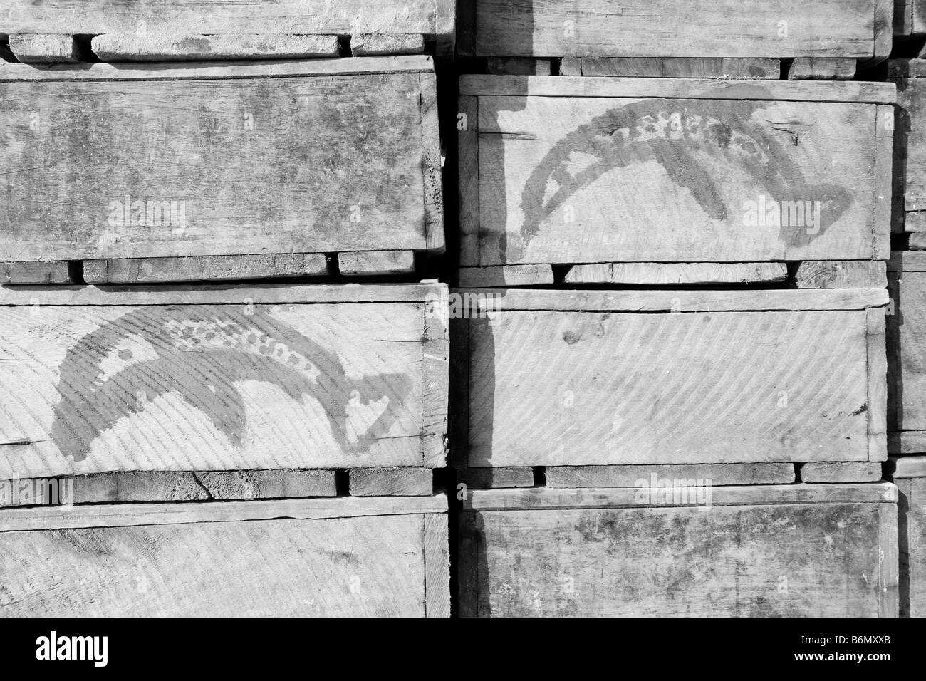 Le Ghana, côte ouest. Village de pêcheurs, de caisses en bois pour le poisson. Banque D'Images