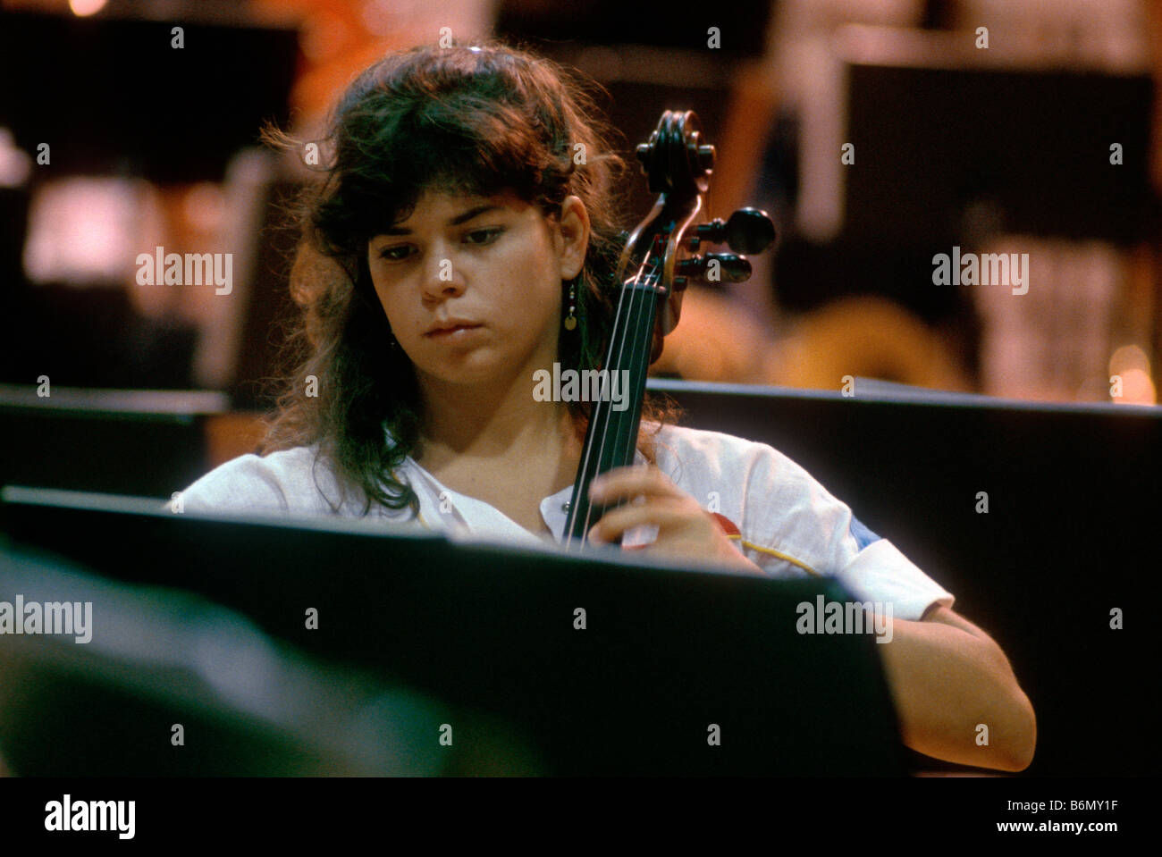 Schlewig Holstein Music Festival, jeune femme fille cellocello player, membre de l'Orchestre des jeunes, de répétition Banque D'Images