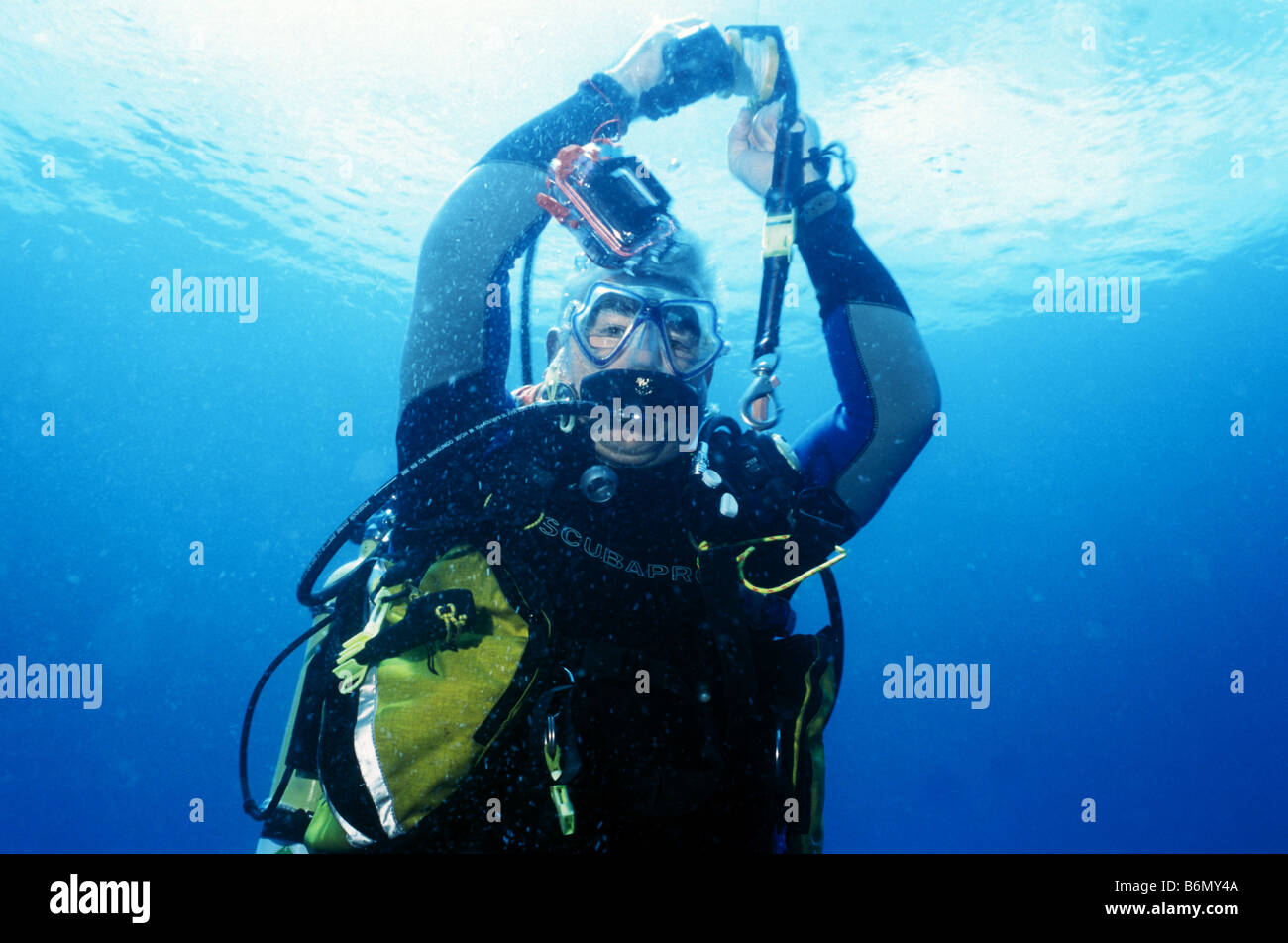 Scuba Diver et ébranlé dans sa bouée de surface. Sous l'eau dans les Maldives. Banque D'Images